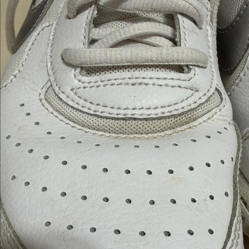 Nike Court Zoom Lite Women's White and Silver Sneakers, Size 8.5.